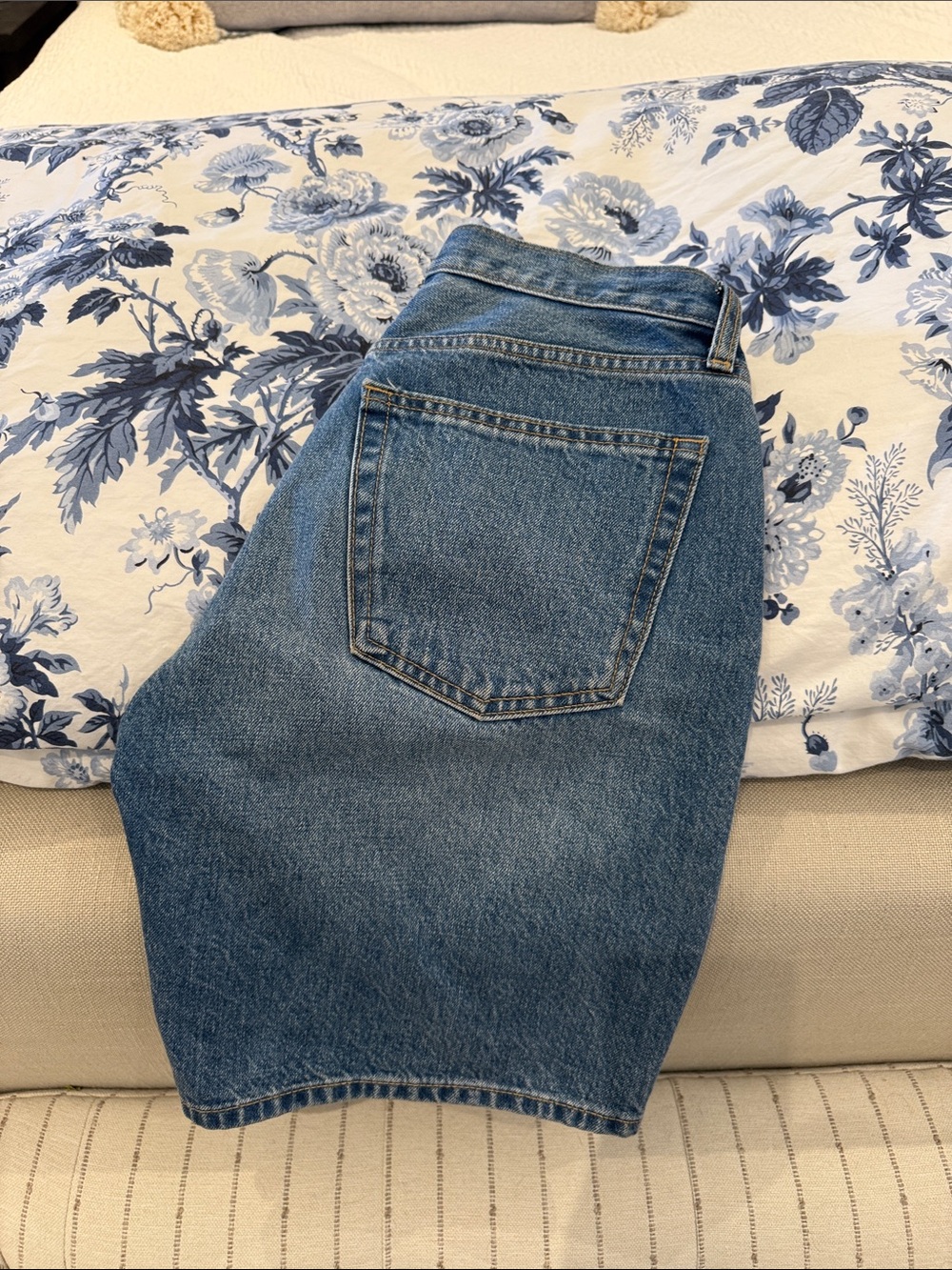Universal Thread Women's 90’s baggy Bermuda shorts in Classic Blue Denim
